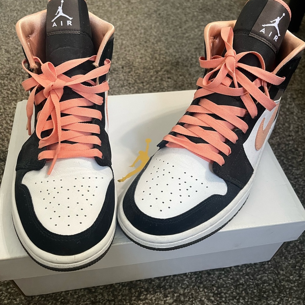 Jordan WMNS Air Jordan 1 Mid SE in White, Brown & Coral